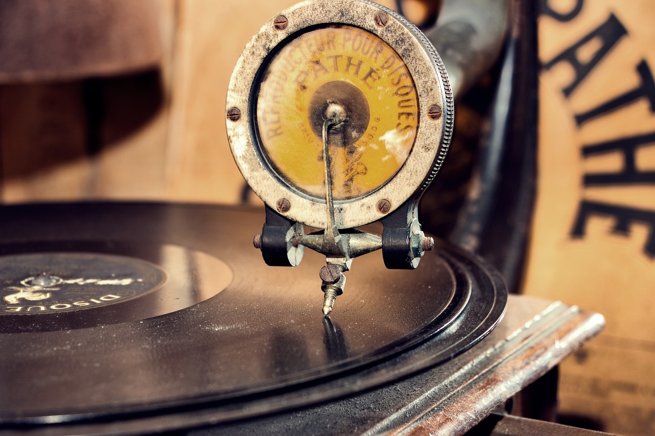 Creating a Vintage Wooden Record Player: A Guide